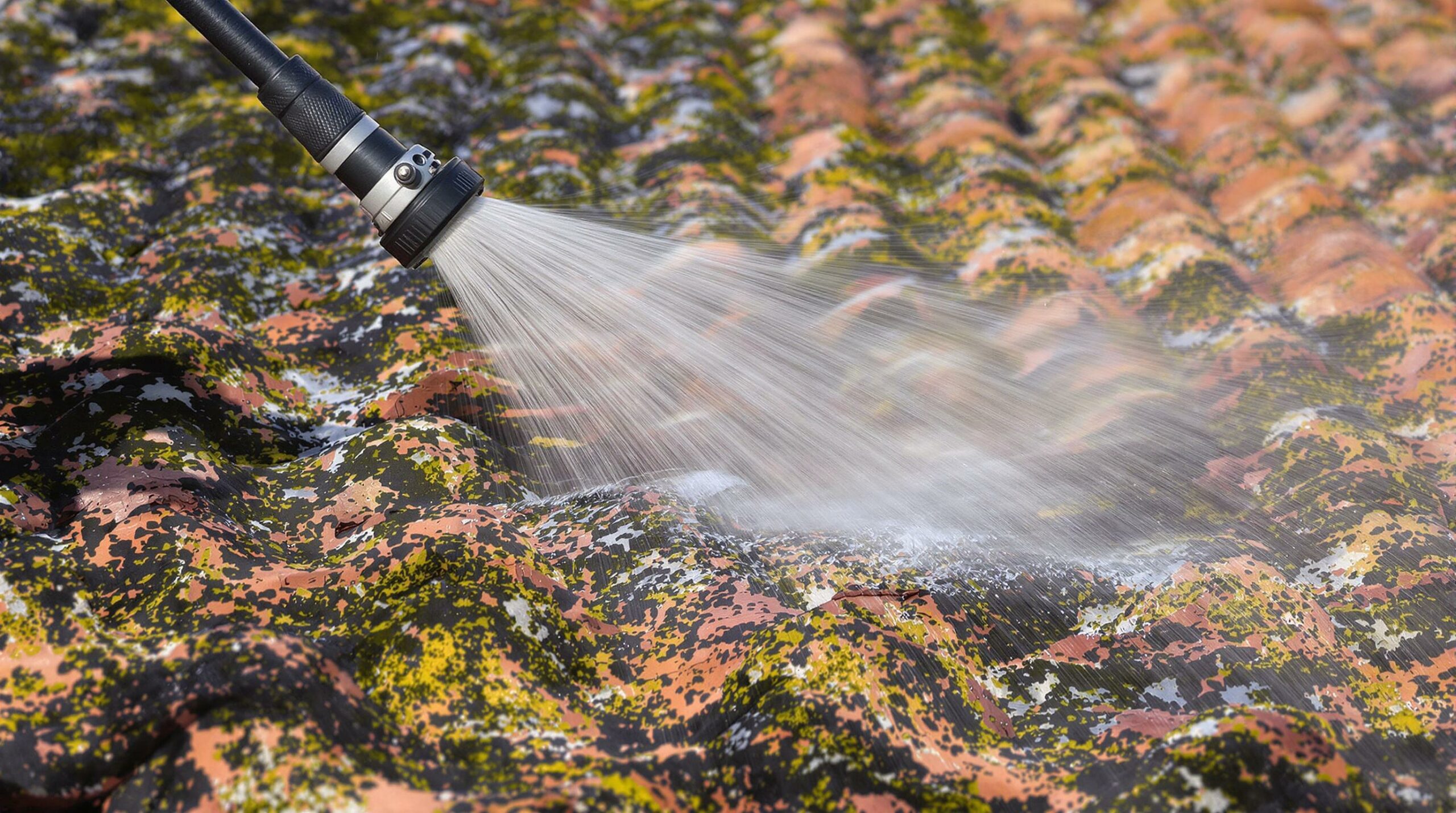 Nettoyage de toit au jet d'eau